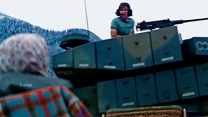 Ini yang mesti ditonton cowok, tank lawan drone, keren banget!