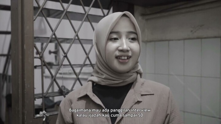 ISTRI-ISTRI YANG KUAT. (NUR AINI GADIS CANTIK DARI PINRANG YANG BEKERJA SEBAGAI BURUH)