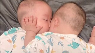 Mari kita lihat apa yang dilakukan bayi kembar setiap hari?