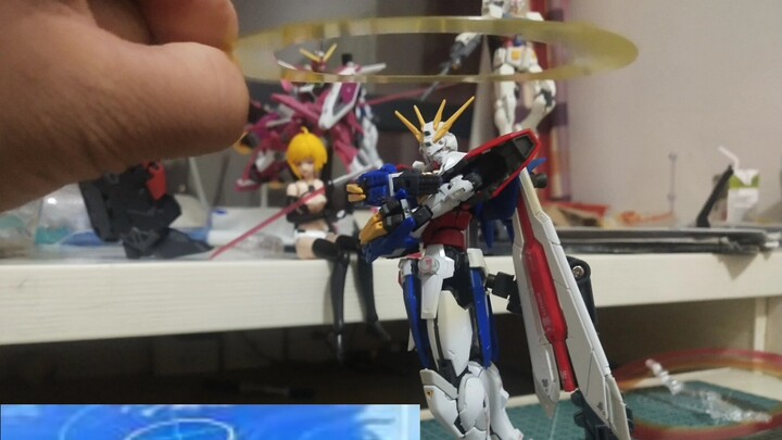 Mengenai tiga cincin di punggung God Gundam, tidak ada rasa inkonsistensi jika ditempatkan di tempat