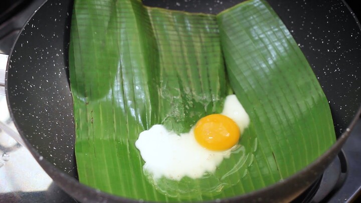 Minyak Goreng Langka? Cobain Bikin Telur Ceplok dan Dadar Pakai Daun Pisang Ini.