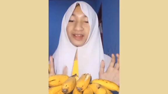 dah jelas"itu pisang malah buah salak ke nya orang tolool