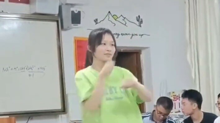 Which class uses "Random Dance" as a class activity? [Second episode] Random Dance of Class 25 of Na