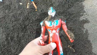 MENEMUKAN BANYAK HARTA KARUN MAINAN ULTRAMAN, BOBOIBOY,KAMEN RAIDER DI DALAM TUMPUKAN PASIR