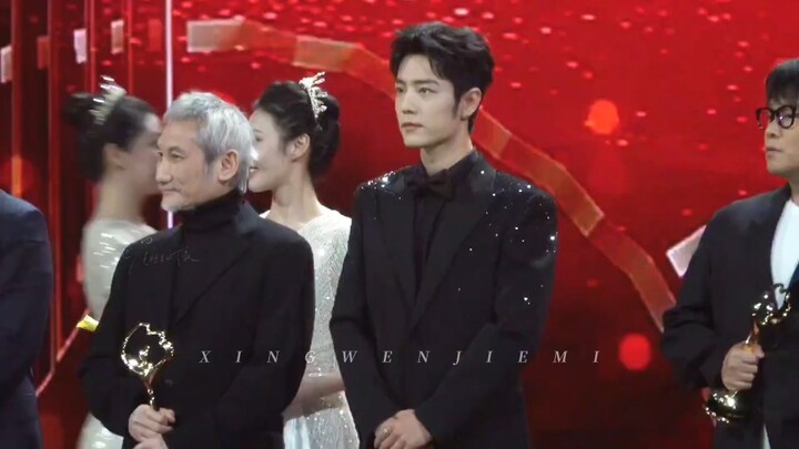 Xiao Zhan tersenyum saat melihat boneka Beruang Penuh, senyumnya manis sekali
