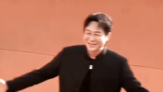 Siapa? Siapa ini? Berisik sekali, ah ah ah ah Zhang Songwen!