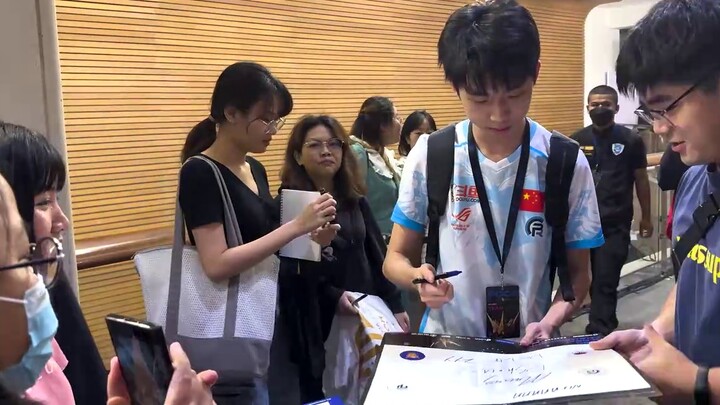 Rejoice PGC breakout behind-the-scenes vlog! Xiao Cui interviews and learns Thai XDD Being surrounde