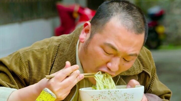 Rekan senegara saya mulai makan mie dengan satu pon mie. Lin Yongjian makan semangkuk mie dengan beb