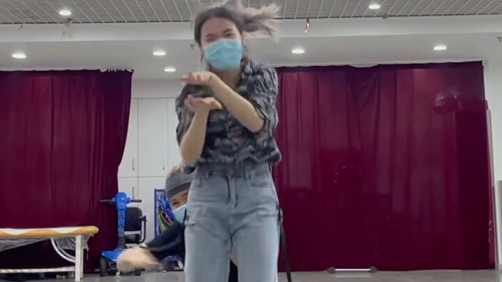 Confused behavior of ARMY? Why did they dance to Bashou? Or is it the one that Jung Hoseok, Min Taeg
