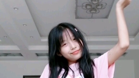 Siswa SMP menari mengikuti lagu "DUMB DUMB" milik Somi