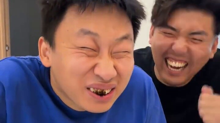 Challenge to eat green plum essence and sing! My roommate put on a painful mask and was so jealous t