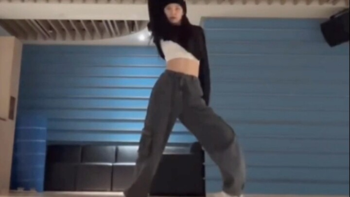 ITZY's Huang Lizhi danced to Hey Mama! Clean and neat! She is worthy of being the main dancer