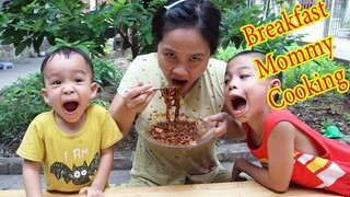 Su and Brothers have breakfast my mommy Noodle dank Fun Kids su