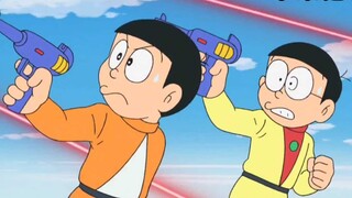 Doraemon, Nobita pergi ke masa depan sendirian. Tanpa diduga, masa depan diserang oleh alien dan dib