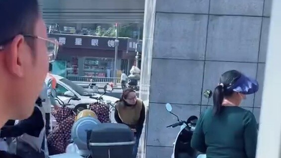 It's another day for Xuanxuan to take the subway to class. I sincerely thank all the stall owners an