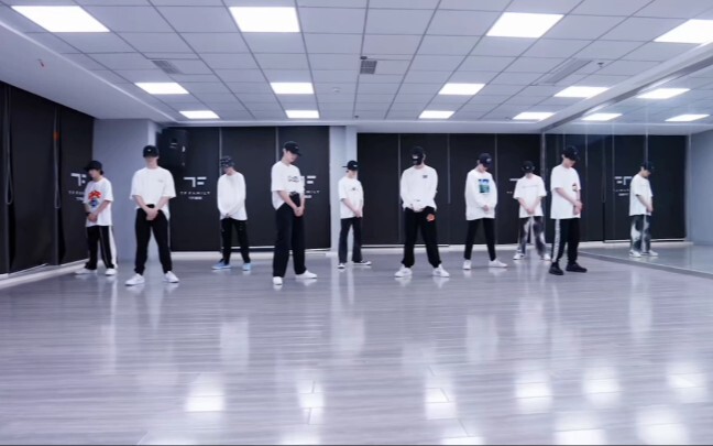 TF家族三代《Dancingwithastranger》 把歌换一下应该没事吧
