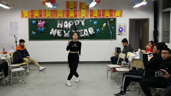 What is it like for high school students to dance super sexy jazz at the New Year's Eve party? (The 