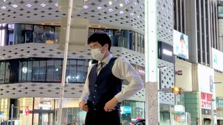 Pria berjas menari di jalanan Ginza HYPEBOY