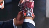 Công nghệ nano của Người Sắt mới mạnh làm sao, một chiếc đồng hồ có thể đựng được nhiều thứ như vậy, thật là đẹp trai!