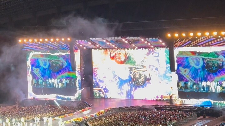 Seventeen's first full version of the world tour stage "God of Music" ah ah ah ah ah ah! It was so g