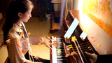 "Claudine" dimainkan oleh seorang gadis dengan piano