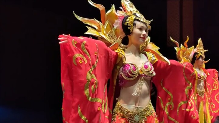 Keanggunan yang utama juga vulgar, dan vulgaritas yang utama juga elegan!