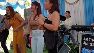 Vũ Đoàn 3 Cô Gái Quậy Tưng Bừng Cùng BAND Đám Cưới - Drum Ni Ni