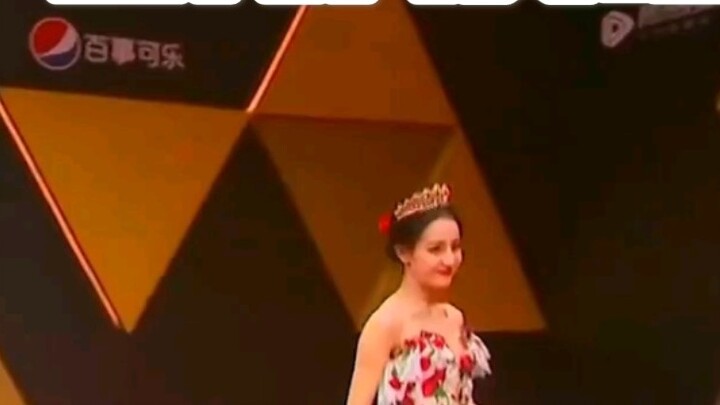 [Dilraba] Cách mở thảm đỏ Star Awards chính xác (vui lòng đeo tai nghe để thưởng thức)