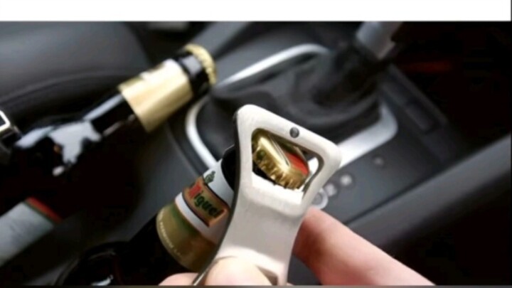 เกร็ดความรู้: คุณสามารถใช้เข็มขัดนิรภัยเพื่อเปิดขวดไวน์ขณะขับรถได้