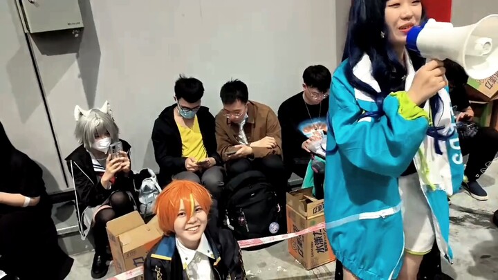 Akito Shinonome is looking for Aibo
