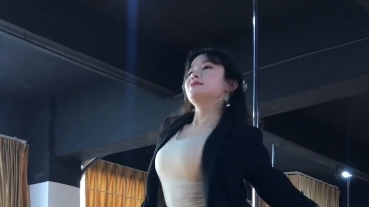 Bạn có bị lay động bởi điệu nhảy của cô gái này không?
