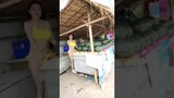 สาวสวยใส่ชุดบิกินี่ขายแตงโมริมถนนสายลำปาง-แจ้ห่ม ประเทศไทย (คลิปเต็ม)