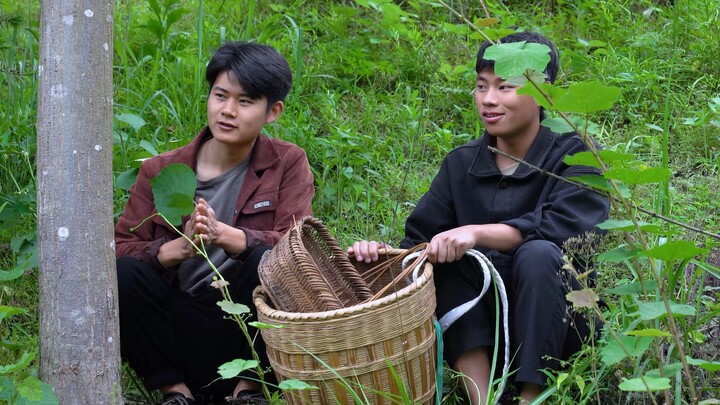 It was an ordinary day. Mulberries were really sweet. Today I helped Dong Mao build a field ridge an