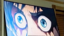 [เห็นได้ชัดว่าฉันไม่ชอบดูอนิเมะ] พ่อดู Attack on Titan โดยที่สายตาของเขาจับจ้องไปที่เขา