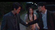 Senior Xiangyou tried to stop Xizhu from getting out of the car, but Xizhu opened the door and left