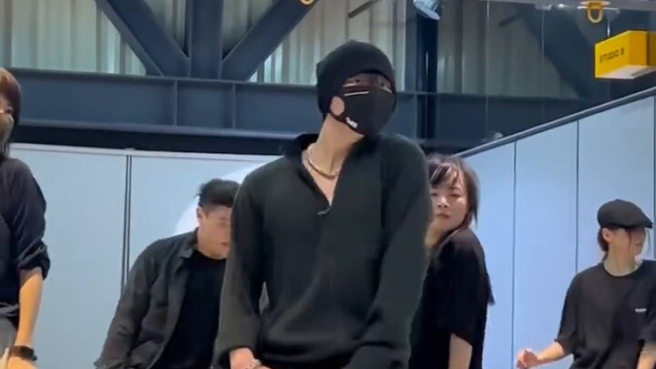 ดูดีเลยทีเดียวแต่เต้นยากจริงๆ! ออกแบบท่าเต้น "Standing Next to You" โดย Jho&Howl!