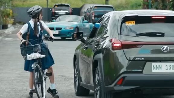 Spokening dollar 😭😭     iniwan ni Yuri Ang kotse nya dahil sa bike 😭