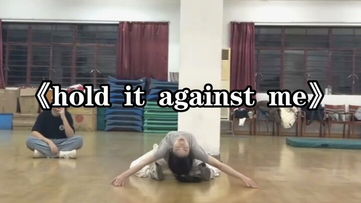当社恐大一想在舞协面试炸场     | 红房子《hold it against me》翻跳