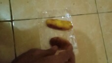 makan roti sama pisang goreng