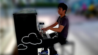 A boy covers "Katyusha" with piano in the street