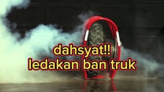 beginilah jika ban truk besar meledak!!