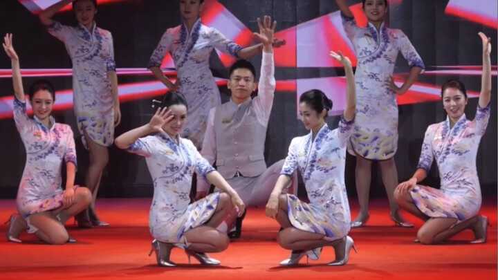 พนักงานต้อนรับบนเครื่องบินของ HNA โชว์ลีลาการเต้นบอยแบนด์สุดอลังการ