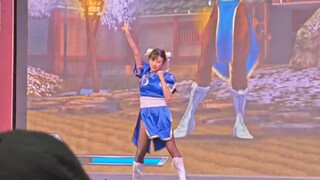 Cos Chunli online embarrassing scene