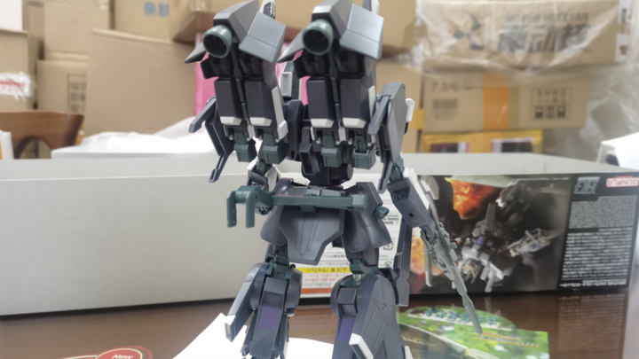 Mengapa Gundam ini memiliki banyak tangan di belakangnya?