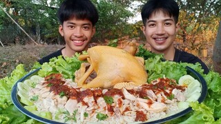 ข้าวมันไก่ถาดยักษ์ แถมไก่ทั้งตัว แซ่บนัวร์พร้อมกับนํ้าจิ้ม.