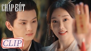 Clip Tập 8 Trông Lục Hoài hung hăng vậy chứ thấy quà của crush là mắt sáng liền! | Chấp Bút | WeTV