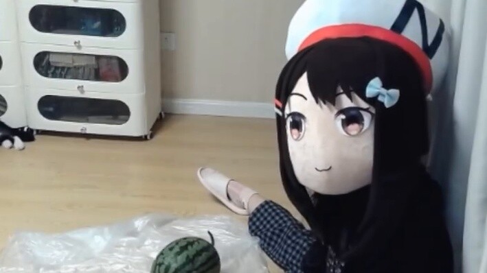 [Little N Slicing] wanted to perform splitting a watermelon with bare hands, but he couldn't win des