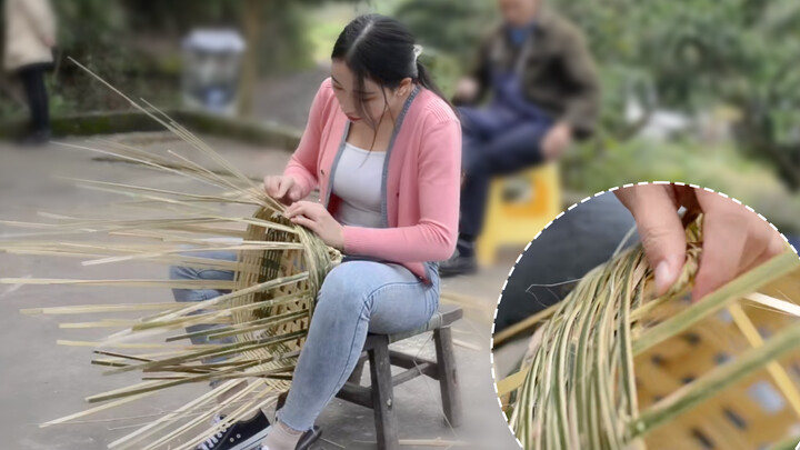 Mempelajari menenun keranjang bambu dari Kakek