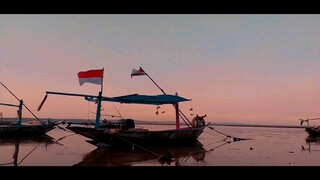 Menikmati Senja Di Tepi Pantai