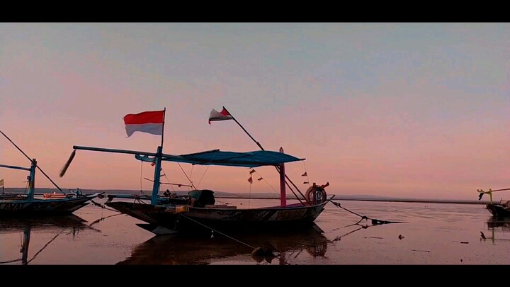 Menikmati Senja Di Tepi Pantai